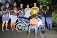 Pelaku bersama barang bukti saat diamankan. (Foto: Humas Polres Pessel)