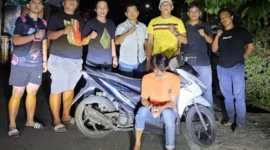 Pelaku bersama barang bukti saat diamankan. (Foto: Humas Polres Pessel)