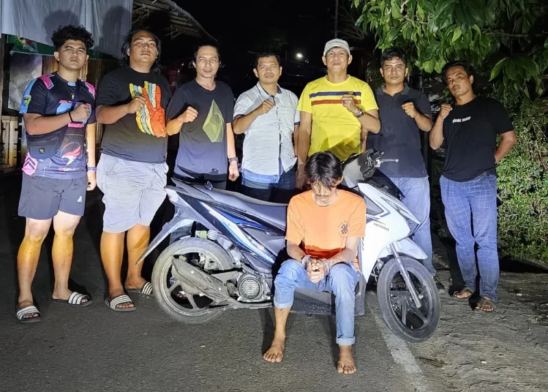 Pelaku bersama barang bukti saat diamankan. (Foto: Humas Polres Pessel)