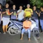 Pelaku bersama barang bukti saat diamankan. (Foto: Humas Polres Pessel)