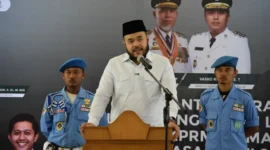 Wali Kota Padang Fadly Amran memberikan sambutan saat pelantikan DPW BKPRMI Sumbar, Sabtu (4/10/2025). (Foto: Prokopim Padang)