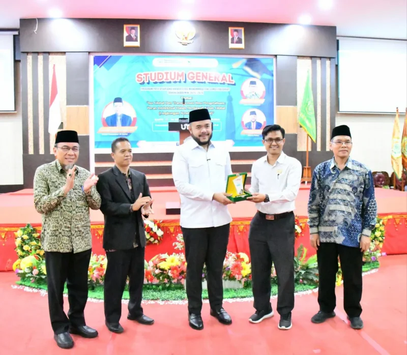 Wali Kota Padang, Fadly Amran menjadi narasumber dalam kuliah umum Program Pascasarjana UMSB di Convention Hall Prof. Dr. H. Ahmad Syafi’i Ma’arif, Sabtu (4/10/2025). (Foto: Prokopim Padang)