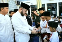 Wali Kota Padang Fadly Amran saat Subuh Mubarakah di Masjid Besar Darul Hikmah, Kelurahan Pagambiran Ampalu Nan XX, Kecamatan Lubeg, Senin (6/10/2025). (Foto: Prokopim Padang)