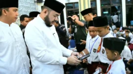 Wali Kota Padang Fadly Amran saat Subuh Mubarakah di Masjid Besar Darul Hikmah, Kelurahan Pagambiran Ampalu Nan XX, Kecamatan Lubeg, Senin (6/10/2025). (Foto: Prokopim Padang)