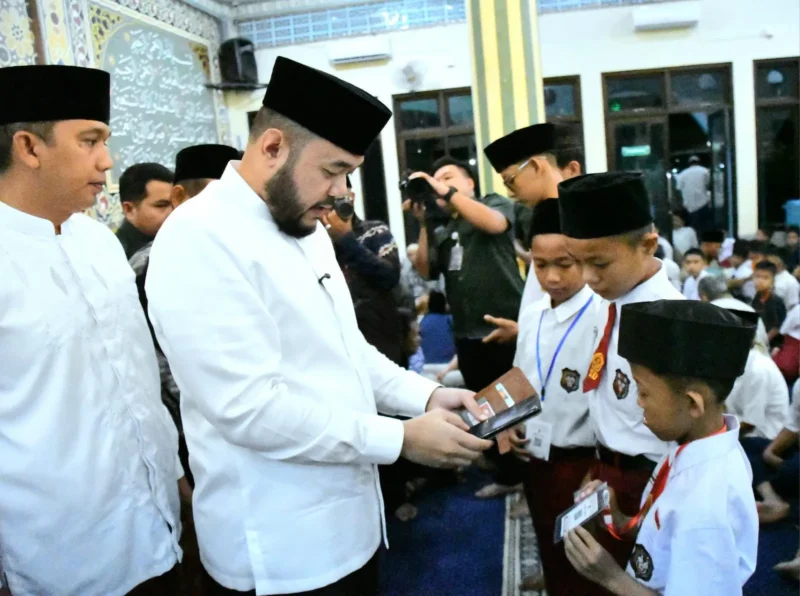 Wali Kota Padang Fadly Amran saat Subuh Mubarakah di Masjid Besar Darul Hikmah, Kelurahan Pagambiran Ampalu Nan XX, Kecamatan Lubeg, Senin (6/10/2025). (Foto: Prokopim Padang)