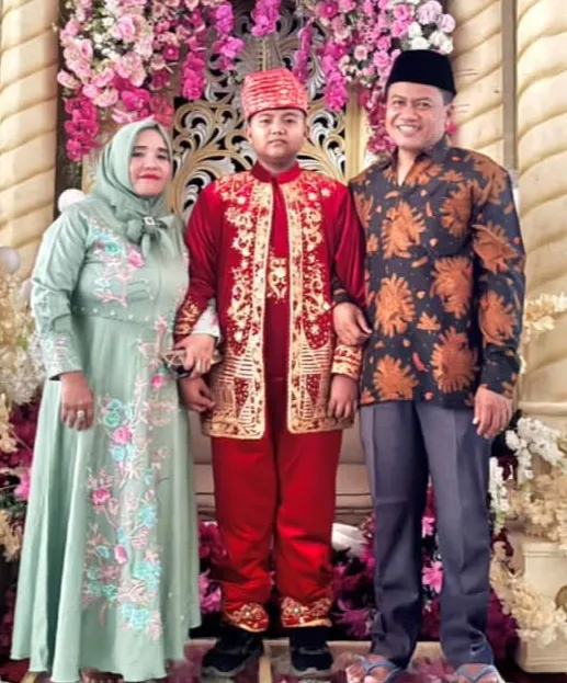 Wakil Ketua DPRD Pessel Dani Sopian beserta istri Nora Zalena. (Foto: Dok. Yusli)