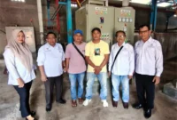 Tim DPMPTSP Pessel saat melakukan monitoring dan pengawasan terhadap CV ANR yang bergerak di sektor industri es dan perdagangan hasil perikanan di Kampung Sungai Pampan, Nagari Koto Nan Tigo. (Foto: Dok. DPMPTSP)