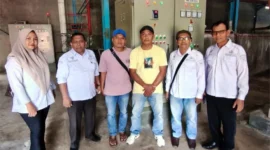 Tim DPMPTSP Pessel saat melakukan monitoring dan pengawasan terhadap CV ANR yang bergerak di sektor industri es dan perdagangan hasil perikanan di Kampung Sungai Pampan, Nagari Koto Nan Tigo. (Foto: Dok. DPMPTSP)