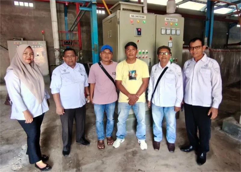 Tim DPMPTSP Pessel saat melakukan monitoring dan pengawasan terhadap CV ANR yang bergerak di sektor industri es dan perdagangan hasil perikanan di Kampung Sungai Pampan, Nagari Koto Nan Tigo. (Foto: Dok. DPMPTSP)