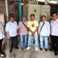 Tim DPMPTSP Pessel saat melakukan monitoring dan pengawasan terhadap CV ANR yang bergerak di sektor industri es dan perdagangan hasil perikanan di Kampung Sungai Pampan, Nagari Koto Nan Tigo. (Foto: Dok. DPMPTSP)