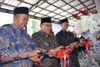 Wakil Wali Kota Padang Maigus Nasir meresmikan gedung baru PT KRIS di Jalan Ampang Karang Ganting, Kecamatan Kuranji, Sabtu (11/10/2025). (Foto: Prokopim Padang)
