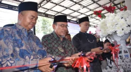 Wakil Wali Kota Padang Maigus Nasir meresmikan gedung baru PT KRIS di Jalan Ampang Karang Ganting, Kecamatan Kuranji, Sabtu (11/10/2025). (Foto: Prokopim Padang)