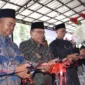 Wakil Wali Kota Padang Maigus Nasir meresmikan gedung baru PT KRIS di Jalan Ampang Karang Ganting, Kecamatan Kuranji, Sabtu (11/10/2025). (Foto: Prokopim Padang)
