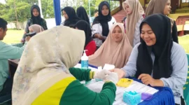 Para ASN dari Dinas Kominfo saat melakukan pengecekan kesehatan di GOR H Ilyas Yakub Painan. (Foto: Dok. Diskominfo)