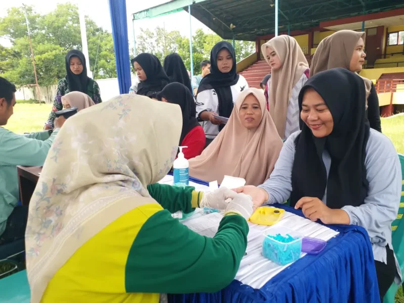 Para ASN dari Dinas Kominfo saat melakukan pengecekan kesehatan di GOR H Ilyas Yakub Painan. (Foto: Dok. Diskominfo)