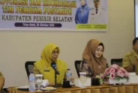 Ketua TP-PKK Pessel, Ny Lisda Hendrajoni (dua dari kanan) bersama Kepala Dinas Kesehatan Pessel, Agustina Rahmadani, Asisten I, Syahrizal Antoni (kanan) dan Kepala BPKPAD Pessel, Suhendri, saat menyampaikan arahan. (Foto: Dok. Kominfo)