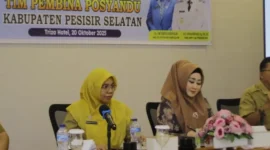 Ketua TP-PKK Pessel, Ny Lisda Hendrajoni (dua dari kanan) bersama Kepala Dinas Kesehatan Pessel, Agustina Rahmadani, Asisten I, Syahrizal Antoni (kanan) dan Kepala BPKPAD Pessel, Suhendri, saat menyampaikan arahan. (Foto: Dok. Kominfo)