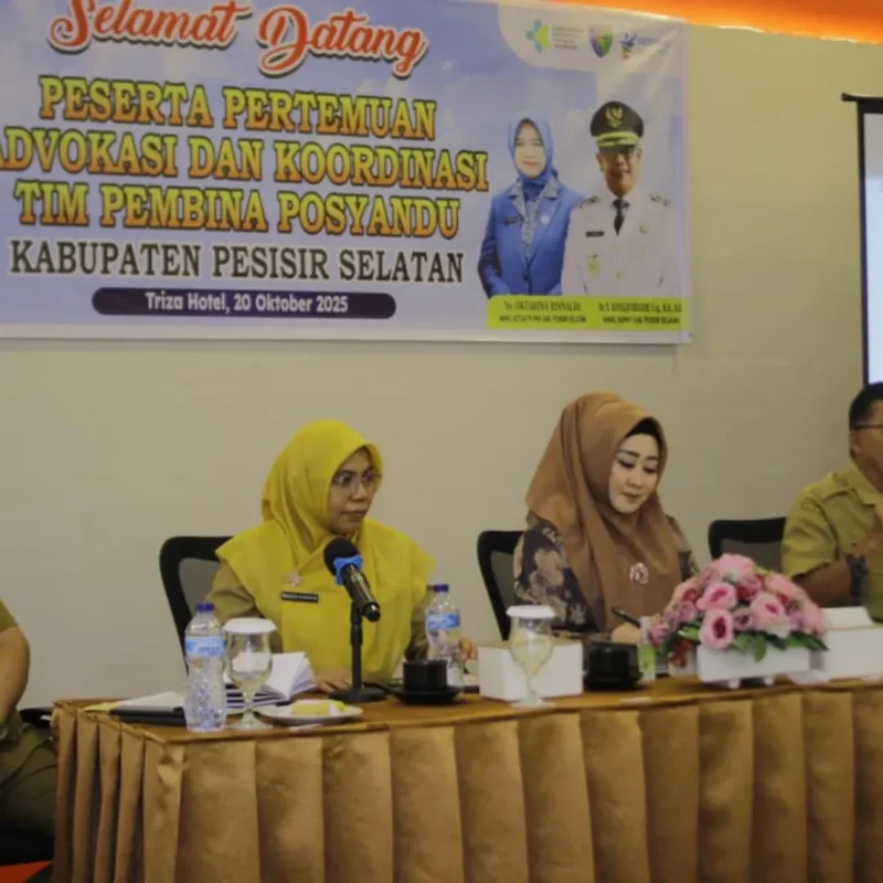 Ketua TP-PKK Pessel, Ny Lisda Hendrajoni (dua dari kanan) bersama Kepala Dinas Kesehatan Pessel, Agustina Rahmadani, Asisten I, Syahrizal Antoni (kanan) dan Kepala BPKPAD Pessel, Suhendri, saat menyampaikan arahan. (Foto: Dok. Kominfo)
