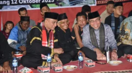 Wakil Wali Kota Padang Maigus Nasir menghadiri pelantikan pengurus IPSI Ranting Koto Tangah dan organisasi Badupari Koto Tangah, Minggu malam (12/10/2025). (Foto: Prokopim Padang)