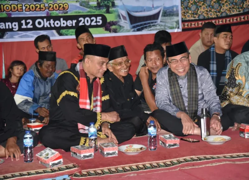 Wakil Wali Kota Padang Maigus Nasir menghadiri pelantikan pengurus IPSI Ranting Koto Tangah dan organisasi Badupari Koto Tangah, Minggu malam (12/10/2025). (Foto: Prokopim Padang)