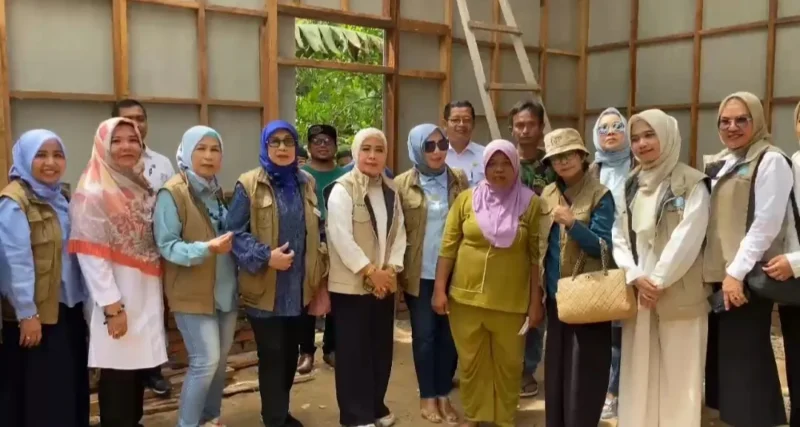 Indo Jalito Peduli (IJP) memberikan bantuan bedah rumah untuk warga kurang mampu di Kabupaten Padang Pariaman. (Foto: Kominfo Padang Pariaman)