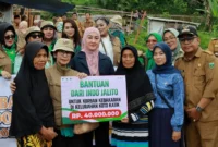 Indo Jalito Peduli menyalurkan bantuan senilai Rp 40 juta kepada korban kebakaran di Kelurahan Koto Katik, Kecamatan Padang Panjang Timur, Senin (20/10/2025). (Foto: Kominfo Padang Panjang)