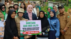 Indo Jalito Peduli menyalurkan bantuan senilai Rp 40 juta kepada korban kebakaran di Kelurahan Koto Katik, Kecamatan Padang Panjang Timur, Senin (20/10/2025). (Foto: Kominfo Padang Panjang)