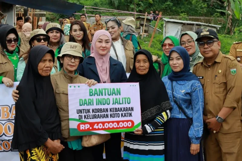 Indo Jalito Peduli menyalurkan bantuan senilai Rp 40 juta kepada korban kebakaran di Kelurahan Koto Katik, Kecamatan Padang Panjang Timur, Senin (20/10/2025). (Foto: Kominfo Padang Panjang)