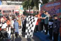 Wakil Wali Kota Padang Maigus Nasir bersama Gubernur Sumbar Mahyeldi melepas peserta Jalan Sehat PT Garam (Persero) di Halaman Kantor Gubernur Sumbar, Minggu pagi (5/10/2025). (Foto: Prokopim Padang)