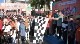 Wakil Wali Kota Padang Maigus Nasir bersama Gubernur Sumbar Mahyeldi melepas peserta Jalan Sehat PT Garam (Persero) di Halaman Kantor Gubernur Sumbar, Minggu pagi (5/10/2025). (Foto: Prokopim Padang)