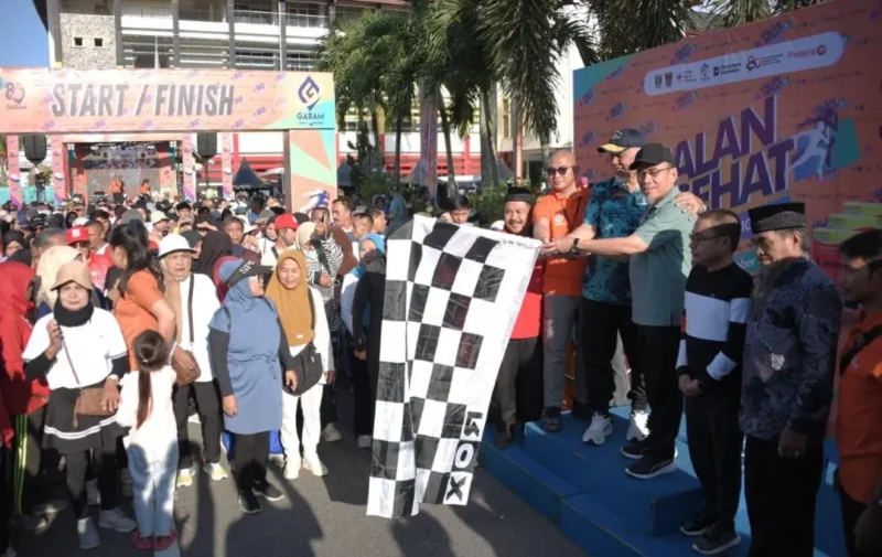 Wakil Wali Kota Padang Maigus Nasir bersama Gubernur Sumbar Mahyeldi melepas peserta Jalan Sehat PT Garam (Persero) di Halaman Kantor Gubernur Sumbar, Minggu pagi (5/10/2025). (Foto: Prokopim Padang)