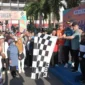 Wakil Wali Kota Padang Maigus Nasir bersama Gubernur Sumbar Mahyeldi melepas peserta Jalan Sehat PT Garam (Persero) di Halaman Kantor Gubernur Sumbar, Minggu pagi (5/10/2025). (Foto: Prokopim Padang)