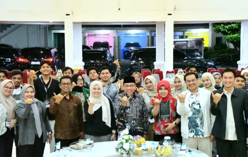 Wakil Wali Kota Padang Maigus Nasir menerima kunjungan silaturahmi peserta Seminar Nasional FH Unand di Palanta Kediaman Resmi Wali Kota Padang, Senin (20/10/2025) malam. (Foto: Prokopim Padang)
