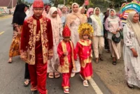 Terlihat Jelang dengan diiringi hantaran saat prosesi babako. (Foto: Dok. Yusli)