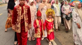 Terlihat Jelang dengan diiringi hantaran saat prosesi babako. (Foto: Dok. Yusli)