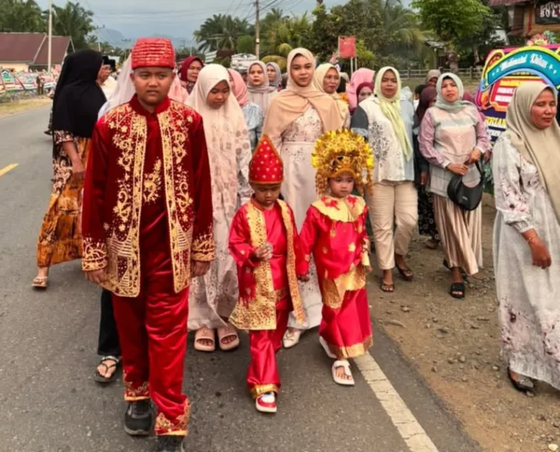 Terlihat Jelang dengan diiringi hantaran saat prosesi babako. (Foto: Dok. Yusli)