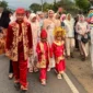 Terlihat Jelang dengan diiringi hantaran saat prosesi babako. (Foto: Dok. Yusli)
