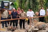 Bupati Padang Pariaman John Kenedy Azis (JKA) bersama rombongan meninjau pembangunan Jembatan Batang Maduang (Sungai Pingai) di Nagari III Koto Aur Malintang Selatan, Kecamatan IV Koto Aur Malintang, pada Minggu (12/10). (Foto: Kominfo Padang Pariaman)