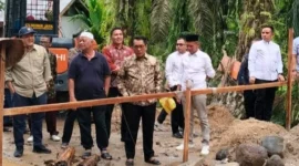 Bupati Padang Pariaman John Kenedy Azis (JKA) bersama rombongan meninjau pembangunan Jembatan Batang Maduang (Sungai Pingai) di Nagari III Koto Aur Malintang Selatan, Kecamatan IV Koto Aur Malintang, pada Minggu (12/10). (Foto: Kominfo Padang Pariaman)