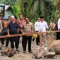 Bupati Padang Pariaman John Kenedy Azis (JKA) bersama rombongan meninjau pembangunan Jembatan Batang Maduang (Sungai Pingai) di Nagari III Koto Aur Malintang Selatan, Kecamatan IV Koto Aur Malintang, pada Minggu (12/10). (Foto: Kominfo Padang Pariaman)