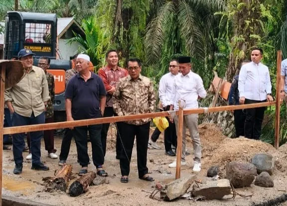 Bupati Padang Pariaman John Kenedy Azis (JKA) bersama rombongan meninjau pembangunan Jembatan Batang Maduang (Sungai Pingai) di Nagari III Koto Aur Malintang Selatan, Kecamatan IV Koto Aur Malintang, pada Minggu (12/10). (Foto: Kominfo Padang Pariaman)