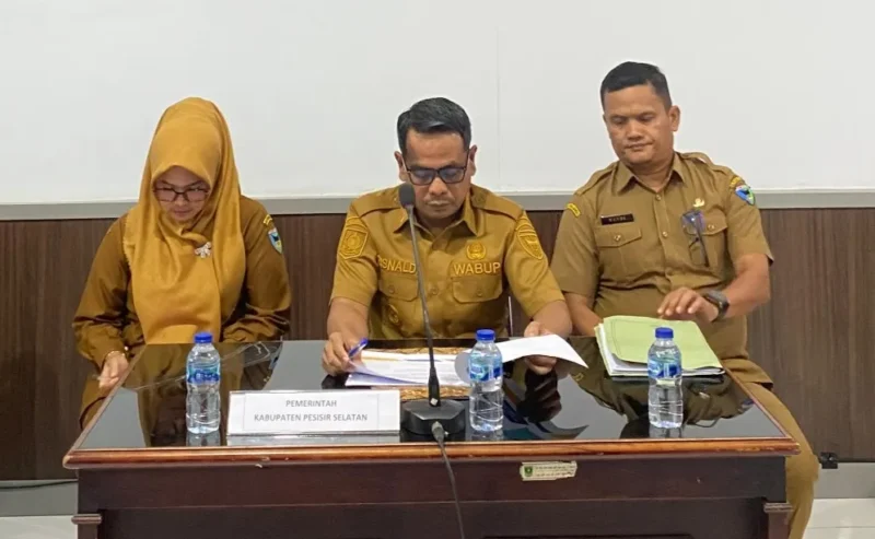 Wakil Bupati Pessel, Risnaldi Ibrahim didampingi Kepala Dinas Kominfo Pessel, Wendi saat menyampaikan paparan. (Foto: Dok. Kominfo)