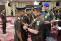 Jaksa Agung RI, Prof. Dr. ST Burhanuddin, S.H, M.M melantik Muhibuddin sebagai Kajati Sumbar, beserta 16 Kajati lain dan 20 pejabat eselon II di Gedung Utama Kejaksaan Agung, Kamis (23/10/2025). (Foto: Ist)