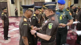 Jaksa Agung RI, Prof. Dr. ST Burhanuddin, S.H, M.M melantik Muhibuddin sebagai Kajati Sumbar, beserta 16 Kajati lain dan 20 pejabat eselon II di Gedung Utama Kejaksaan Agung, Kamis (23/10/2025). (Foto: Ist)