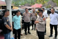 Kapolres Pessel, AKBP Derry Indra turun ke lokasi melakukan pengecekan langsung pasca terjadinya ledakan oven di SPPG Kampung Lua Salido, Kecamatan IV Jurai. (Foto: Dok. Bee)