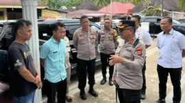 Kapolres Pessel, AKBP Derry Indra turun ke lokasi melakukan pengecekan langsung pasca terjadinya ledakan oven di SPPG Kampung Lua Salido, Kecamatan IV Jurai. (Foto: Dok. Bee)