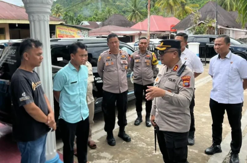 Kapolres Pessel, AKBP Derry Indra turun ke lokasi melakukan pengecekan langsung pasca terjadinya ledakan oven di SPPG Kampung Lua Salido, Kecamatan IV Jurai. (Foto: Dok. Bee)