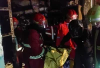 Personel Damkar mengevakuasi jasad korban dari dalam ruko di Belakang Lintas, Kelurahan Olo, Kecamatan Padang Barat, Jumat (24/10/2025). (Foto: Dinas Damkar Padang)