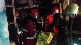 Personel Damkar mengevakuasi jasad korban dari dalam ruko di Belakang Lintas, Kelurahan Olo, Kecamatan Padang Barat, Jumat (24/10/2025). (Foto: Dinas Damkar Padang)
