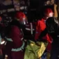 Personel Damkar mengevakuasi jasad korban dari dalam ruko di Belakang Lintas, Kelurahan Olo, Kecamatan Padang Barat, Jumat (24/10/2025). (Foto: Dinas Damkar Padang)